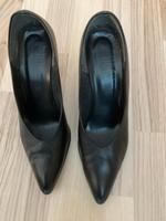 Schwarzer eleganter Lederschuh mit Goldapplikation Kr. München - Putzbrunn Vorschau