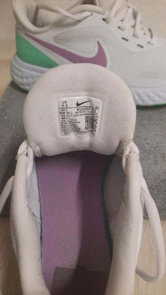 Nike Sportschuhe gr.38,5 kostenloser Versand in Schöffengrund