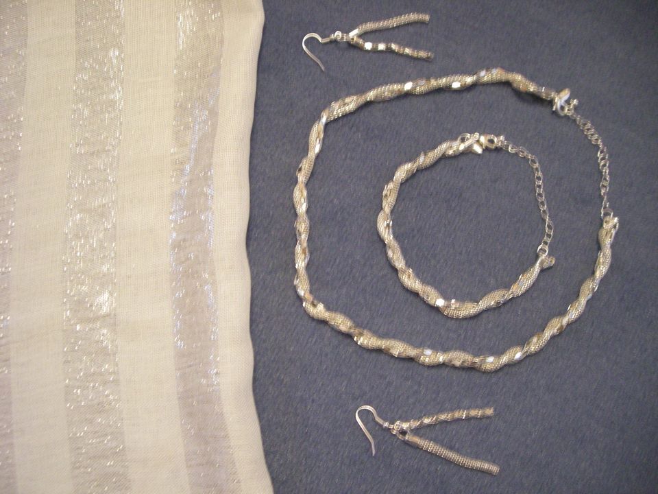 Modeschmuck-Set mit passender silberfarbiger Stola, neu in Bruchmühlbach-Miesau