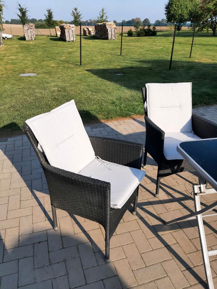 Rattan Stapelstühle mit Tisch in Güstrow - Landkreis - Wardow | eBay  Kleinanzeigen ist jetzt Kleinanzeigen