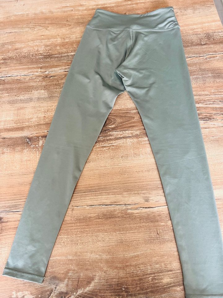 olivgrüne H+M SPORT Leggins Sporthose Größe: 146/152 in Dresden