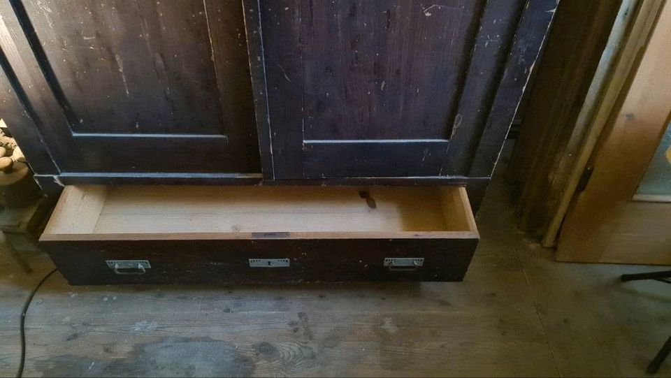 Hoher Kleiderschrank - Nostalgie (antik) in Weißkeißel