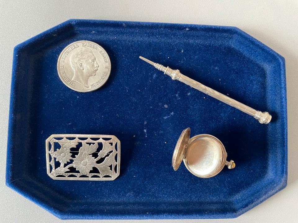 Silberschmuck Münze Brosche Stifthalter Taschenuhr antik in Bördeland