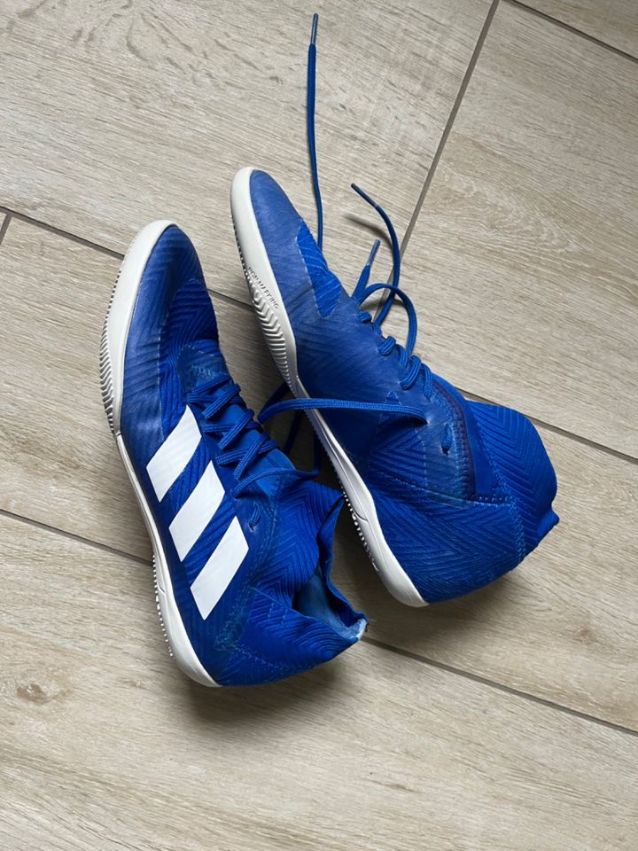 adidas Hallenfußballschuhe blau Gr. 38 2/3 in Grünhain-Beierfeld 