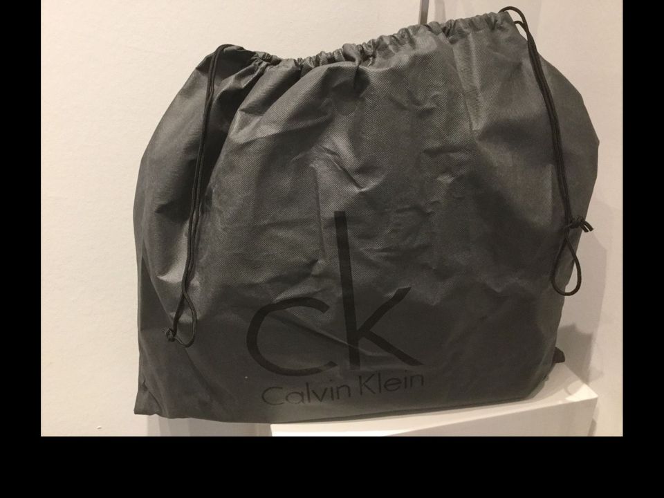 Tasche CK Calvin Klein schwarz Lack groß in Besigheim