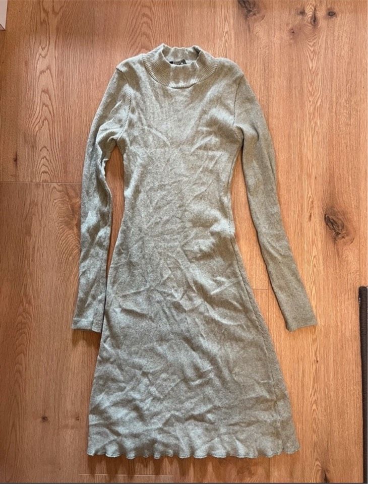 Neues Figurbetontes Kleid in hellem Khaki - Cord Muster in Bremen