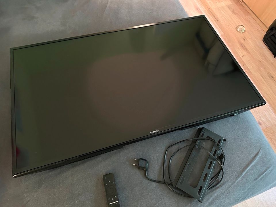 Samsung Smart TV Fernseher inkl. Wandhalterung UE40MU6179U - 40" in Kamp-Lintfort