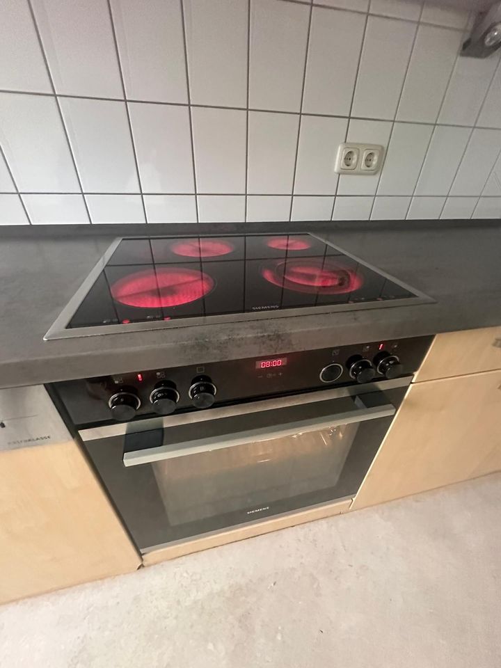 Küche von Leicht 420cm mit Siemens Geräten in Frankfurt am Main