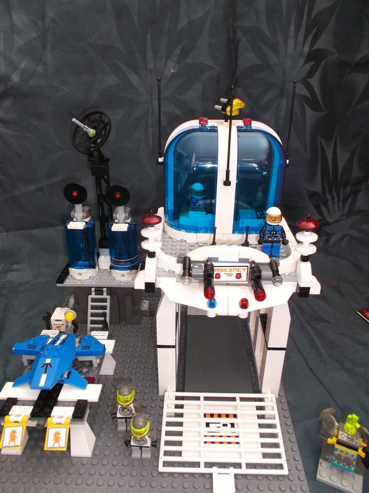 Lego, große Weltraumpolice-Station mit vielen Figuren. siehe Foto in Offenbach