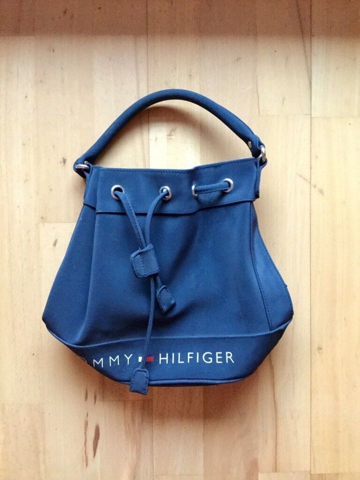 Tommy Hilfiger Handtasche Beuteltasche blau bucket bang in Berlin