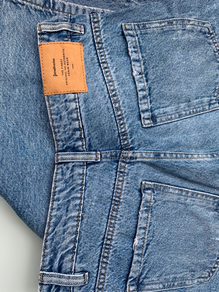 Stradivarius Jeans mit Knöpfen blau neu in Bielefeld