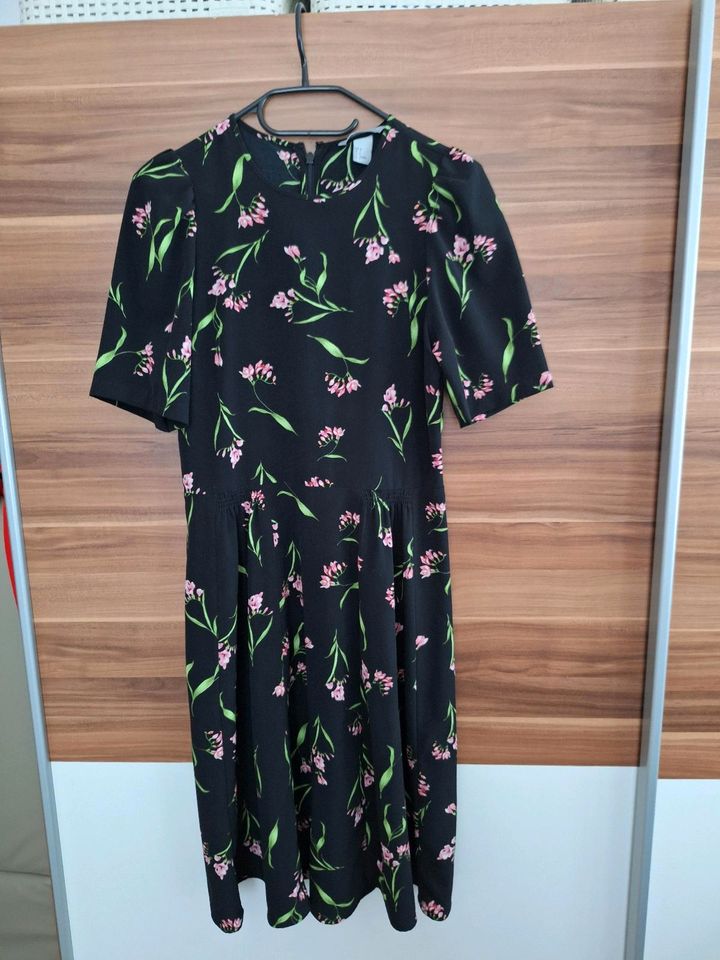 Kleid Blumen H&M S schwarz in Schwarzenfeld