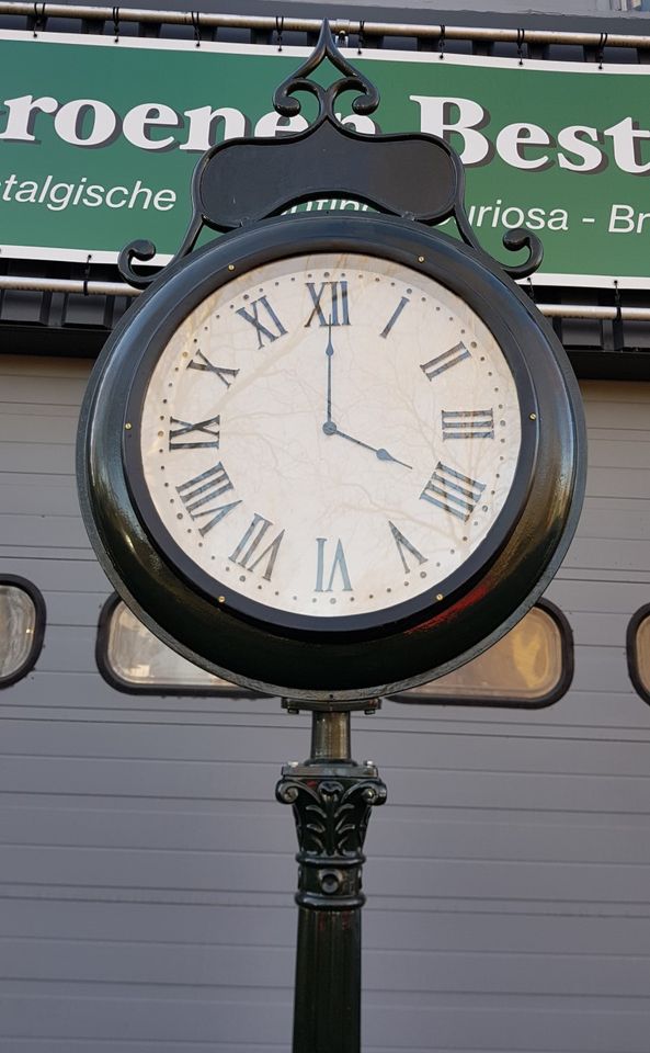 Doppelseitige doppel uhr Bahnhofsuhr für den Garten außen in Brüggen