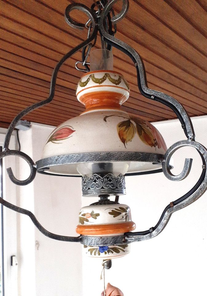 antike Stubenlampe mit Metallrahmen und Keramikschale in Reinbek
