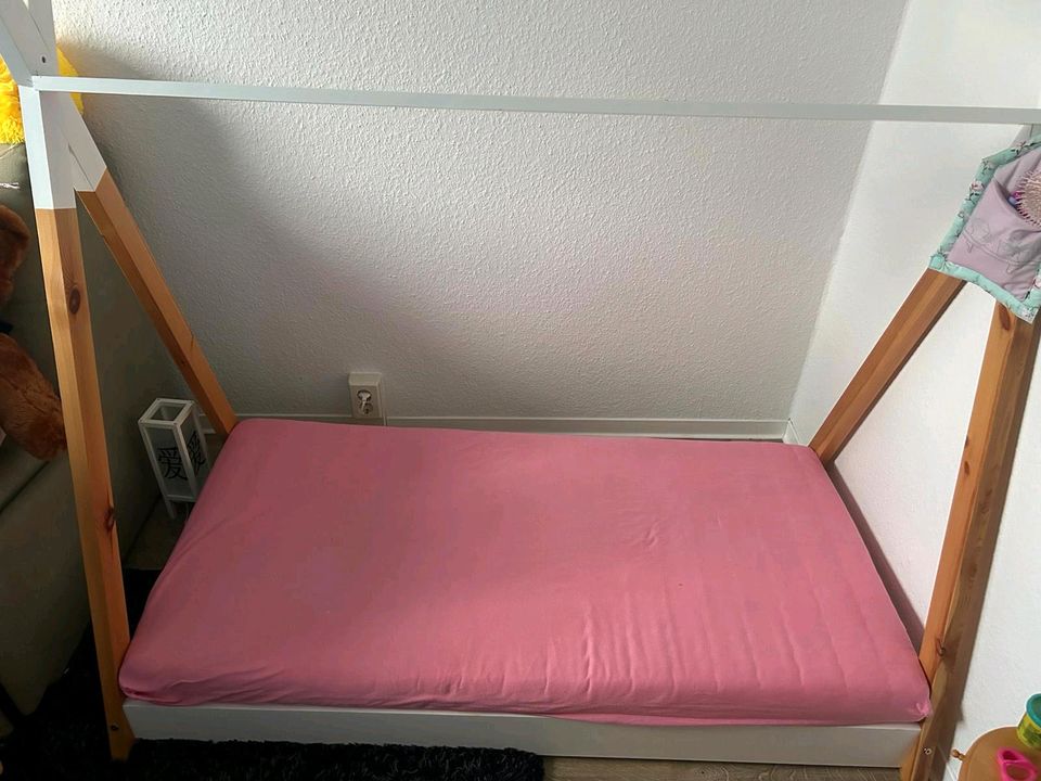 Kinderbett Hausbett wie neu in Schwerin