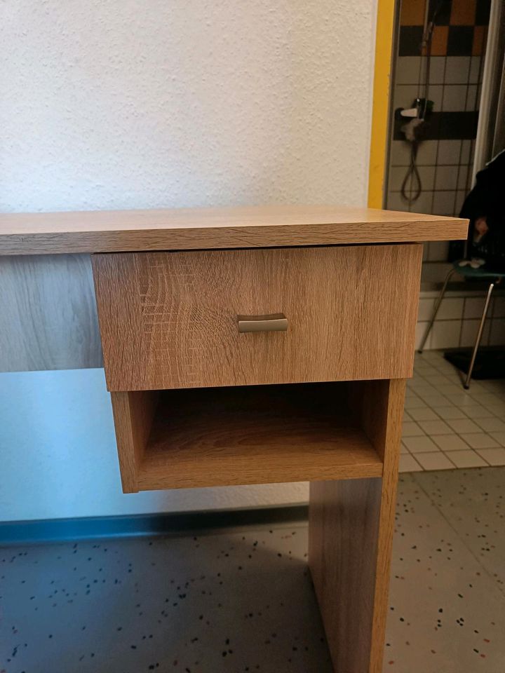 Schreibtisch aus Holz in Hürth