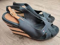 Tommy Hilfiger Sandale mit  Keilabsatz Größe 41 Nordrhein-Westfalen - Wenden Vorschau