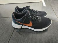 Nike  Revolution schwarz gold 40.5 Hessen - Groß-Zimmern Vorschau