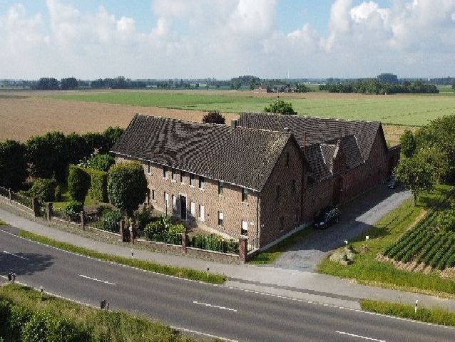 VIERKANTHOF MIT 3 WOHNEINHEITEN + SCHEUNE + HALLE VOR DEN TOREN KEMPENS ZU VERKAUFEN! in Kempen