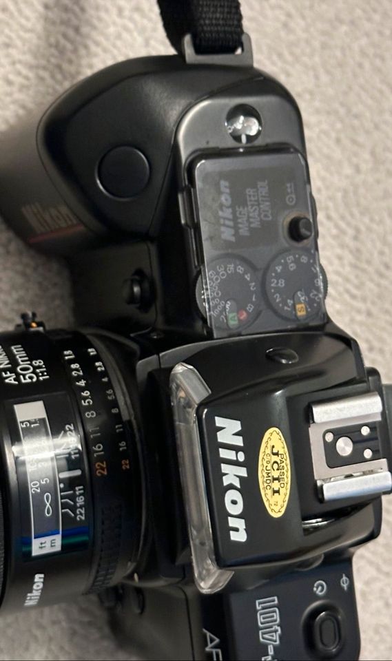 Nikon F-401 Kamera hat ein AF Nikon 50mm Objektiv. in Bielefeld