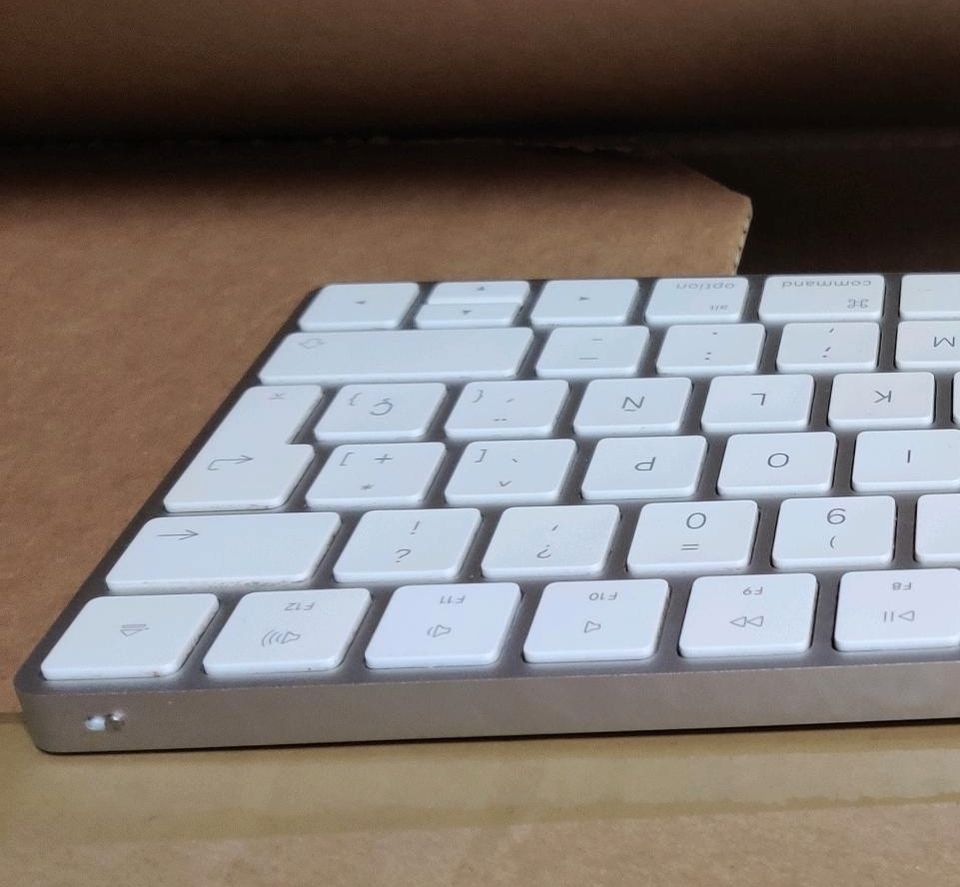 Apple Magic Keyboard Tastatur SPANISCH Bluetooth in Frankfurt am Main