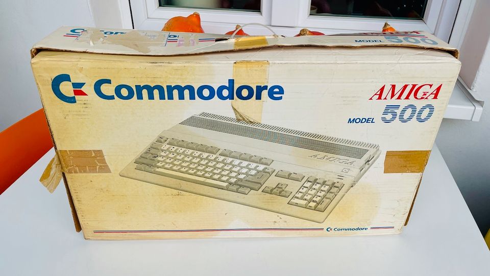 Commodore C64 & Disk Drive &Zubehör (im Amiga Karton. KEIN Amiga) in Düsseldorf