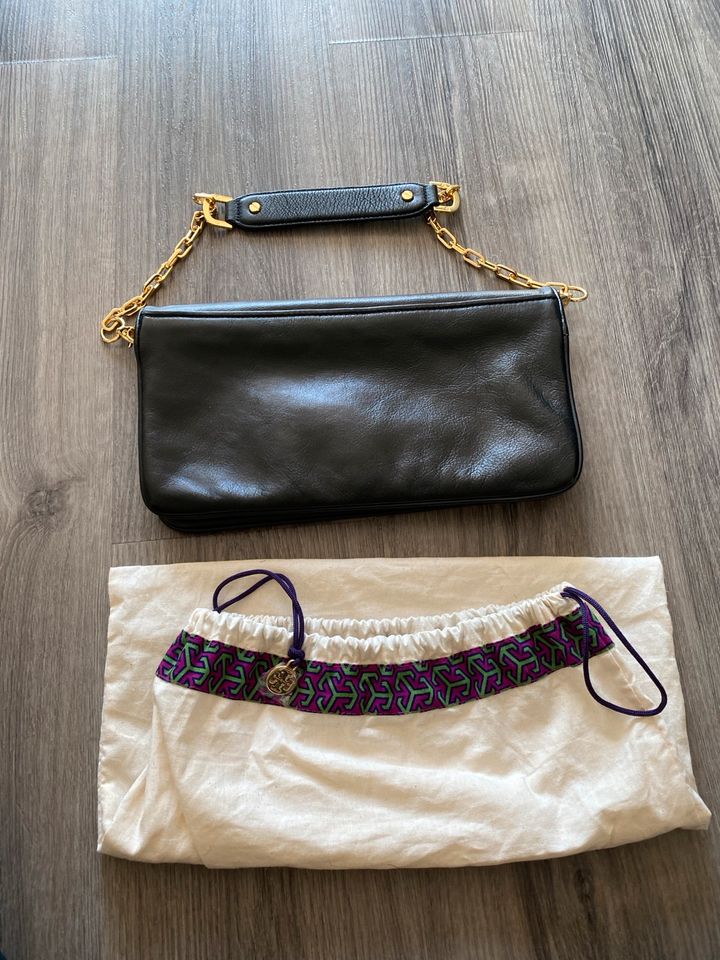 Neue Tory Burch Clutch aus Leder in schwarz Gold in Flensburg