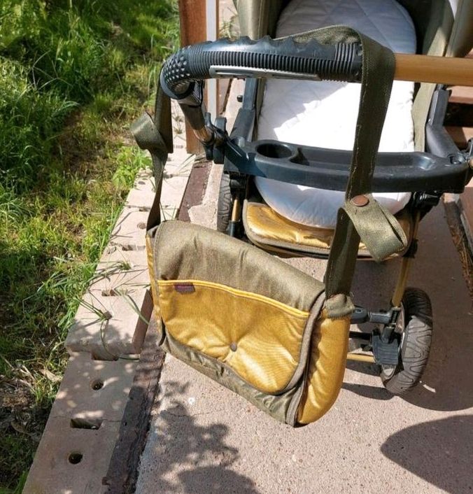 Kinderwagen mit Zubehör und Matratze in Potsdam