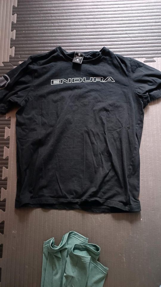 2 Endura T Shirts XL in Wäschenbeuren
