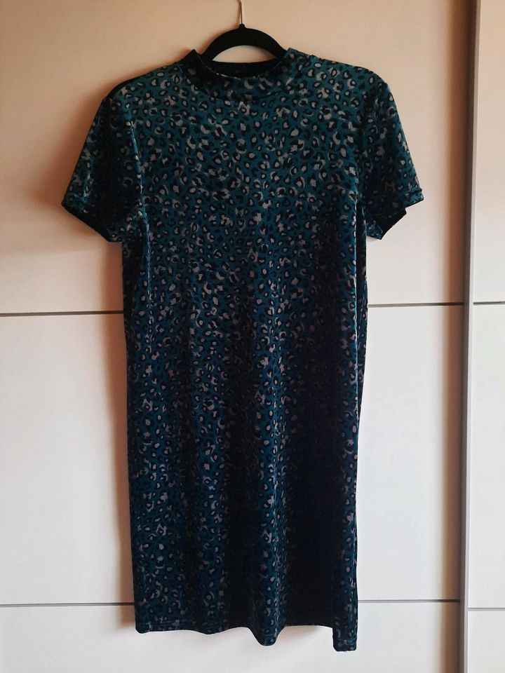 Kleid grün mit Leomuster in Tönisvorst