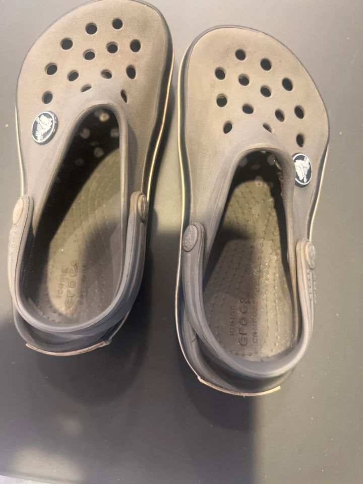 Crocs grau in Köln