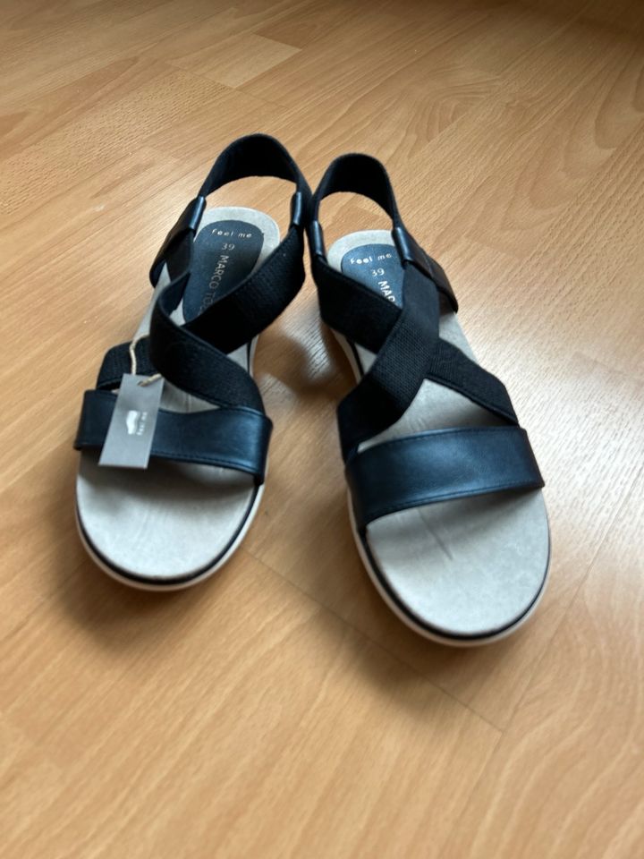 Sommer Sandalen in Lage