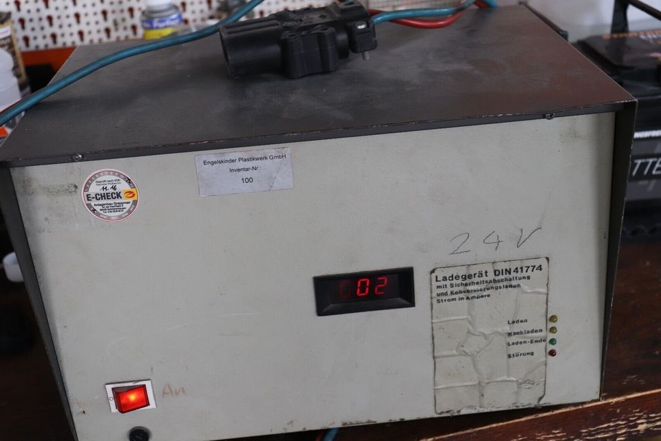 Batterieladegerät Ladegerät Gabelstabler Kehrmaschine 24V DIN 417 in Oelsnitz / Vogtland