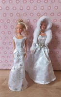 Top! 2x Barbie mit weissen winterlichen Kleidern Hessen - Bad Vilbel Vorschau