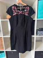 Kleid kurz, schwarz mit Blumen, mit Taschen, Orsay, Größe 44 Bayern - Oberschneiding Vorschau
