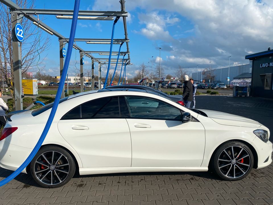 Mercedes-Benz CLA 200 weiß Panorama Dach in Euskirchen