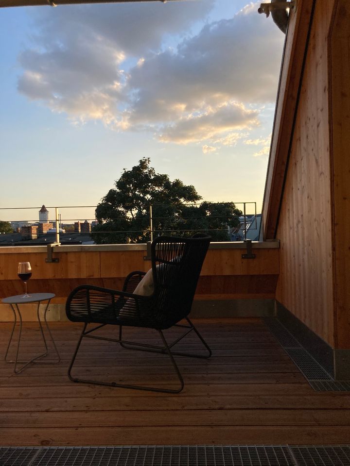 Der Himmel über Kreuzkölln – Charmante DG-Wohnung mit Terrasse nahe Maybachufer in Berlin