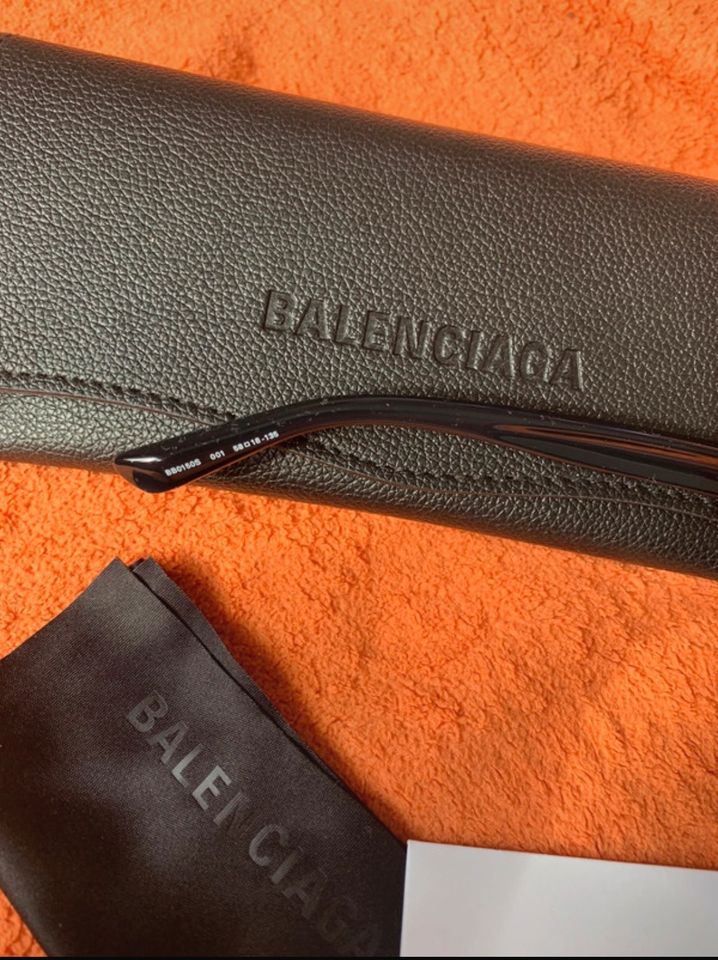 Sonnenbrille von Balenciaga in München