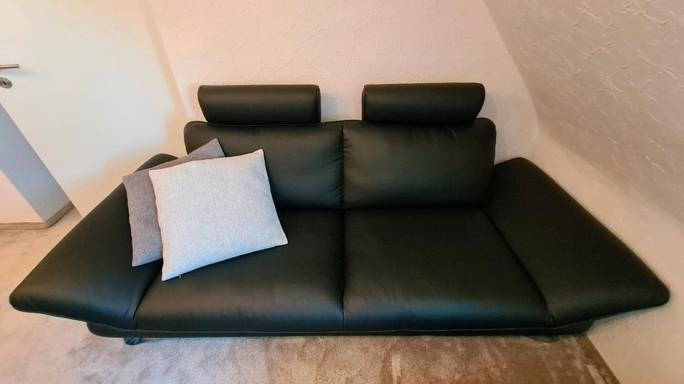 Schwarze Couch mit abnehmbaren Kopfstützen in Bad Langensalza