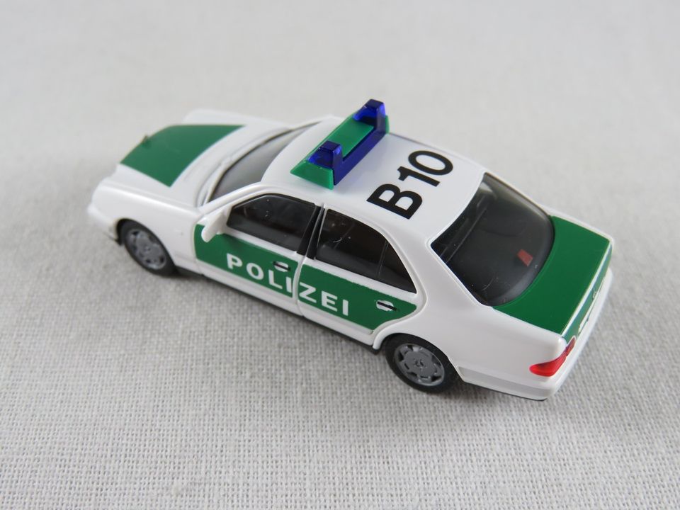 Herpa 042864 Mercedes-Benz E 320 Lim. (1995-2002) "POLIZEI" 1:87 in Bad Abbach