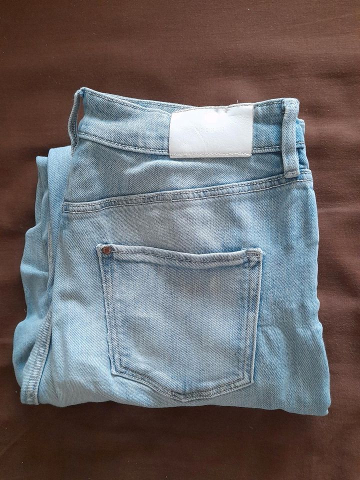 Mädchen Jeans mit Löchern Gr 158 H&M helle Waschung in Celle
