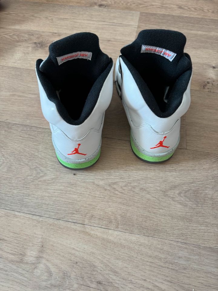 Air Jordan 5 Retro WHITE / INFRARED 23-LIGHT POISON GREEN-BLACK in Stein