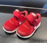 Nike Sneaker Baby Turnschuh Gr. 22 Farbe rot guter Zustand Hessen - Nidderau Vorschau