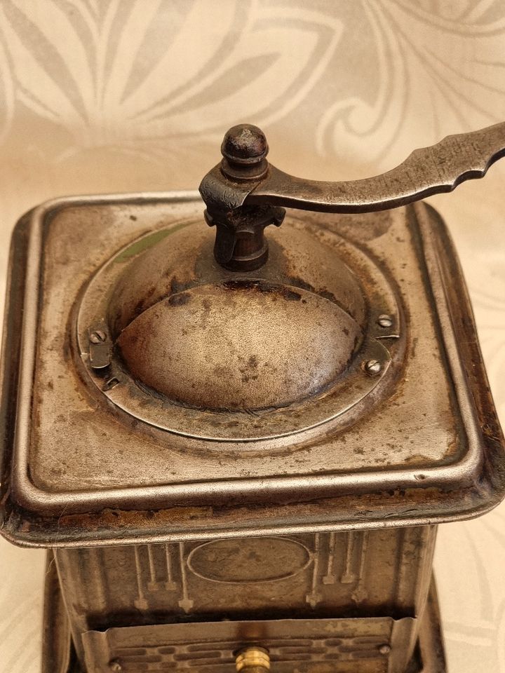 Antike Kaffeemühle Metall Jugendstil in Schortens