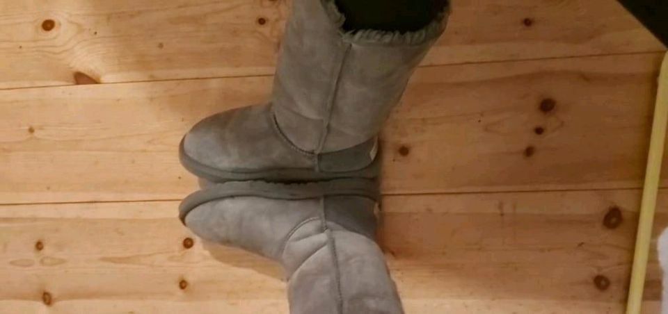 Graue Ugg boots Bailey Button hoch 3 Knöpfe in Hamburg