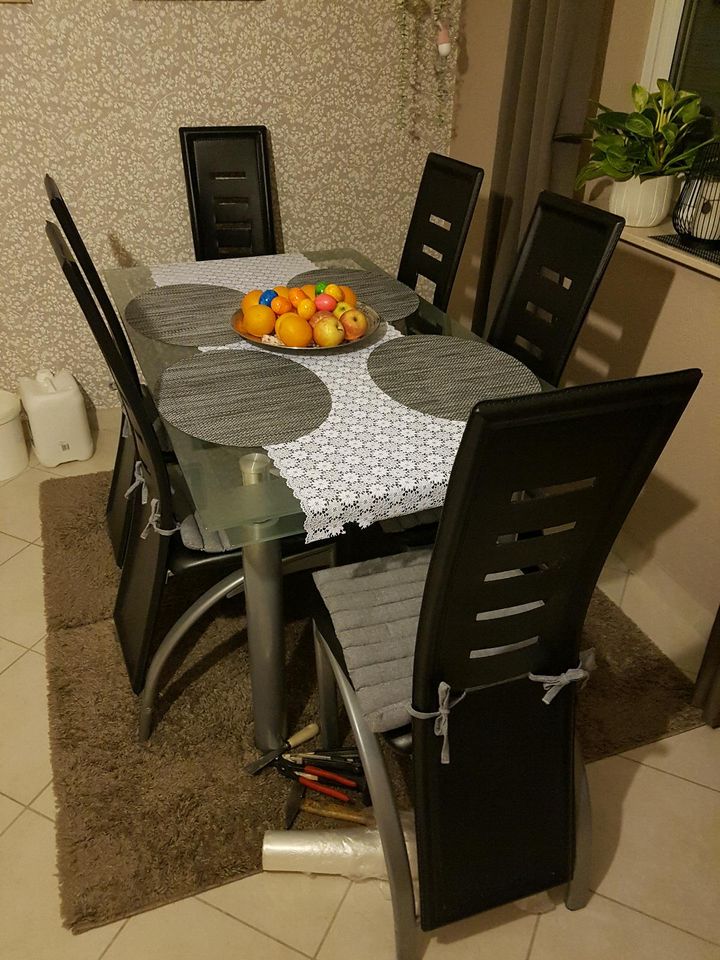 Glas Tisch mit 4 Stühlen gebraucht mit Abnutzspuren . in Duisburg