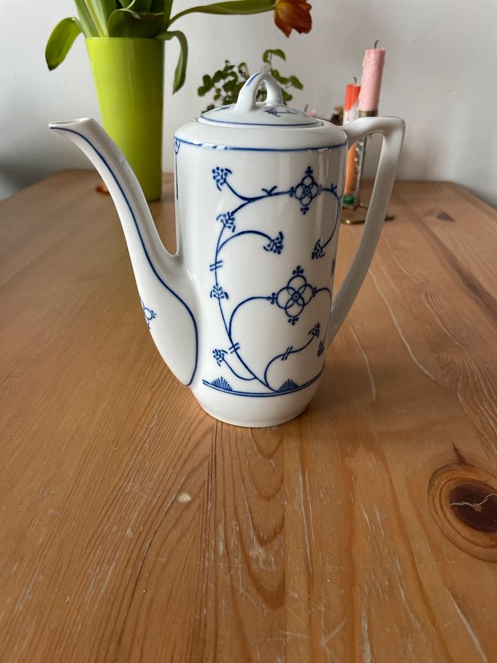 Indisch weiß blau Strohblume Kaffeekanne Teekanne in Berlin