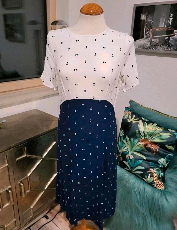 Kleid Asos 40 blau/weiß in Berlin