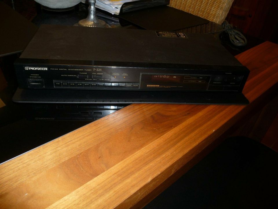 VINTAGE: Pioneer F-225 FM/AM Stereo Tuner in Düsseldorf