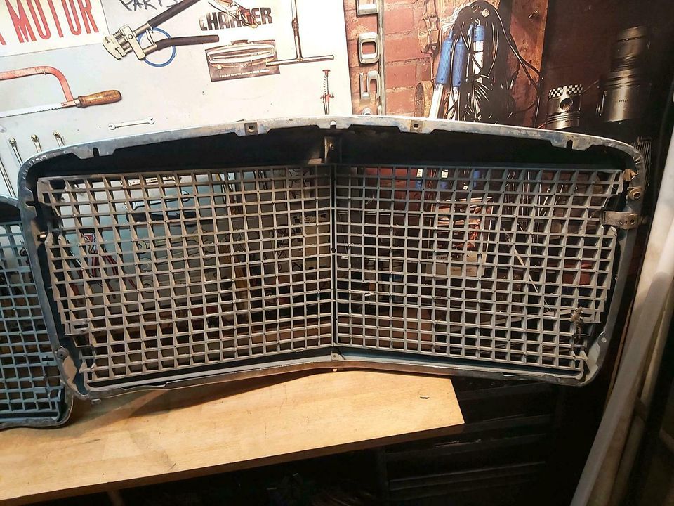 Mercedes W114 W115 /8 Kühlergrill in Bad Oeynhausen